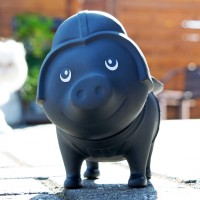 LILALU BIGGYS Sparschwein Black Star auf einem Hof
