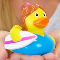 LILALU Quietscheente Surfer Girl auf der Hand