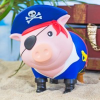 LILALU BIGGYS Sparschwein Pirat vor einer Schatztruhe