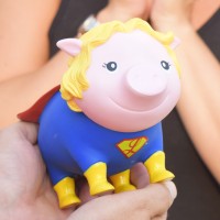 LILALU BIGGYS Sparschwein Superheldin in der Hand