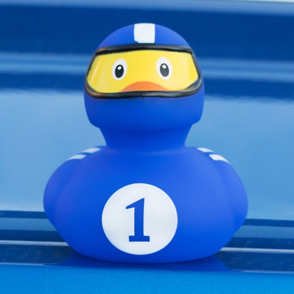 LILALU Quietscheente Rennfahrer blau mit blauem Hintergrund